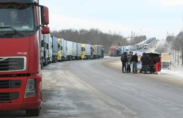 На границе России и Латвии скопилось более 400 грузовиков