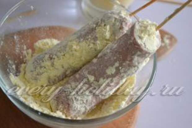 Обваляйте сардельки в кукурузной муке