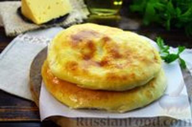 Фото к рецепту: Дрожжевые лепёшки на топлёном молоке, с картофелем и сыром (в духовке)