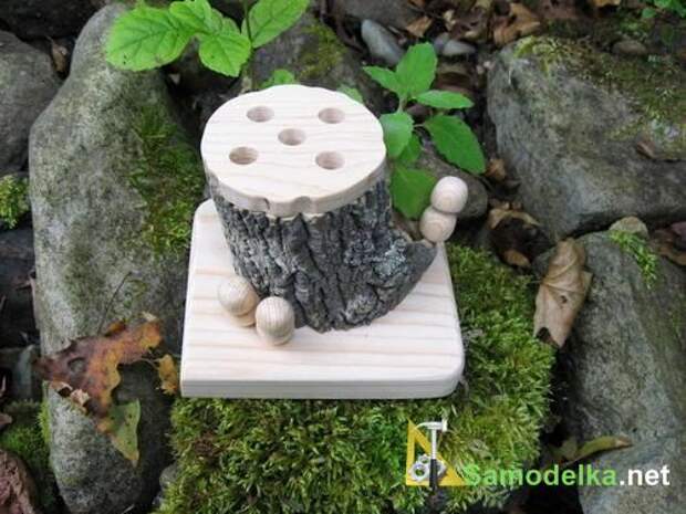самодельная подставка из дерева - пенек с грибами