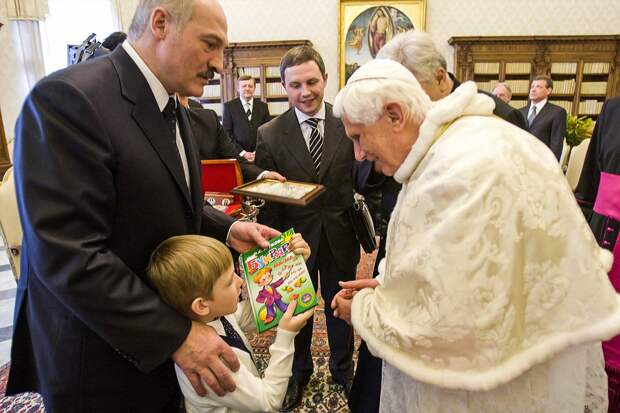 Николай Лукашенко подарил Папе Римскому Бенедикту XVI букварь. Фото: пресс-служба президента Республики Беларусь