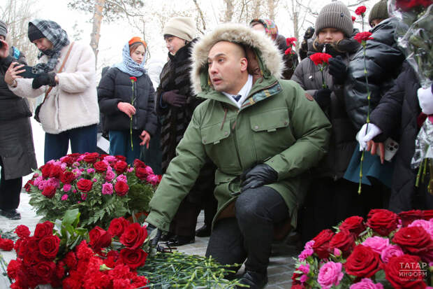 Расим Баксиков возложил цветы к памятнику блокадникам в Дербышках