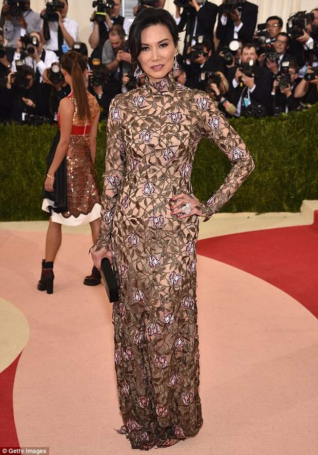 33C0BCBA00000578-0-Wendi_Deng_stunned_at_New_York_s_Met_Gala_in_one_of_the_few_publ-m-91_1462250117152