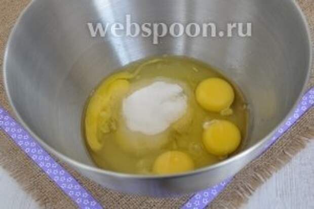 Яйца разбить в миску и добавить сахар, я добавляю немного соли для вкуса. 
