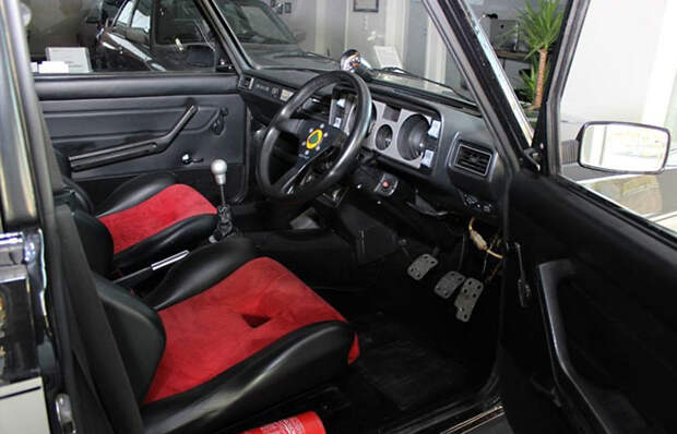 В салоне тюнингованной Lada Riva также немало изменений, среди которых спортивные сиденья, руль и новая отделка. | Фото: 2drive.ru.