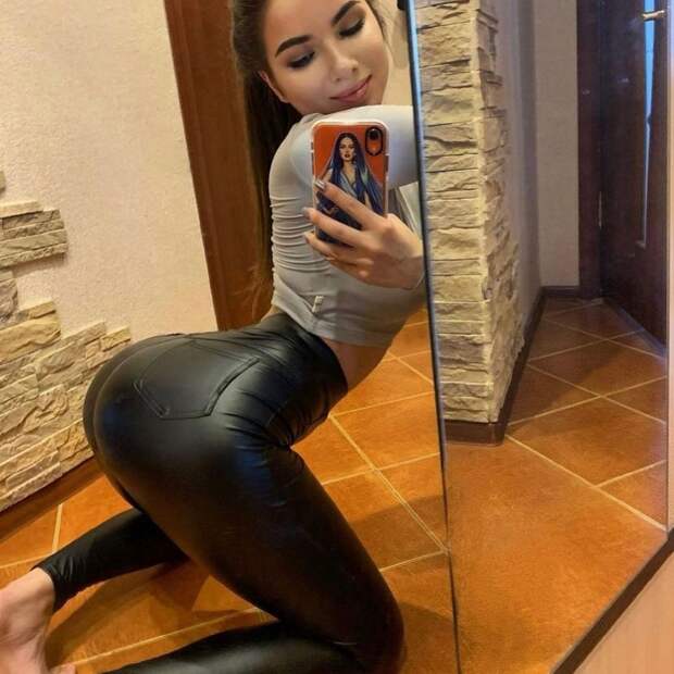 Красивые девушки прогибают спины