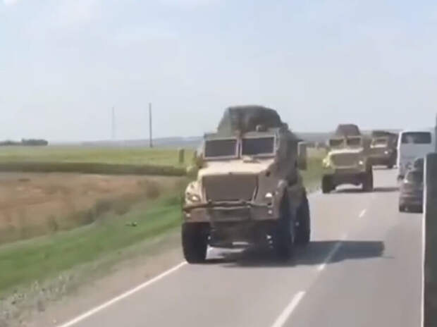 В Донбассе засняли на видео полукилометровую колонну бронетехники США (ВИДЕО)