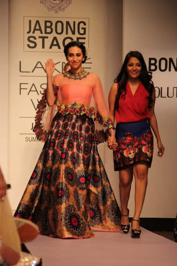 Karishma Kapoor Show stopper for Neha Agarwal LFW 2015