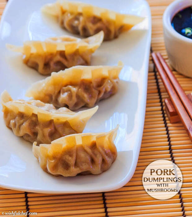 Жареные пельмени со свининой и грибами