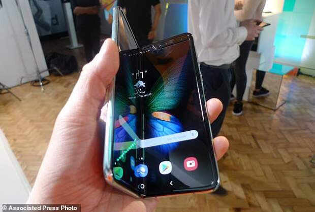 Смартфоны-раскладушки от Samsung ломаются на второй день, говорят покупатели