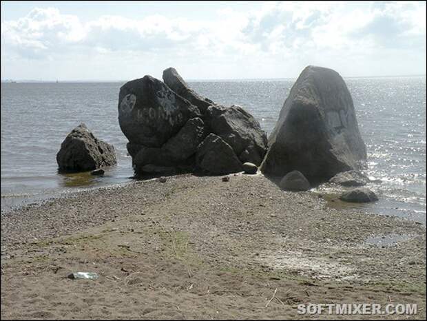 800px-Расколотый_валун