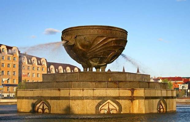 Скульптура в Казани - фонтан в виде казана. Фото