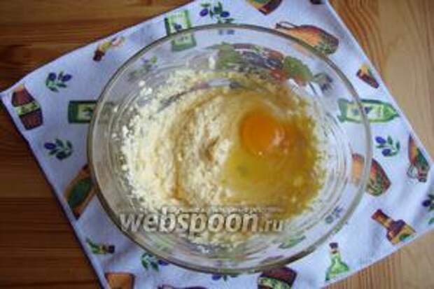 Далее, в масляную смесь, вводим по 1 яйца, не прекращая взбивать.