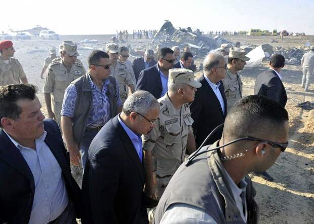 Шериф Исмаил (третий справа) посетил место, где разбился российский пассажирский самолет Airbus A321 авиакомпании "Когалымавиа"