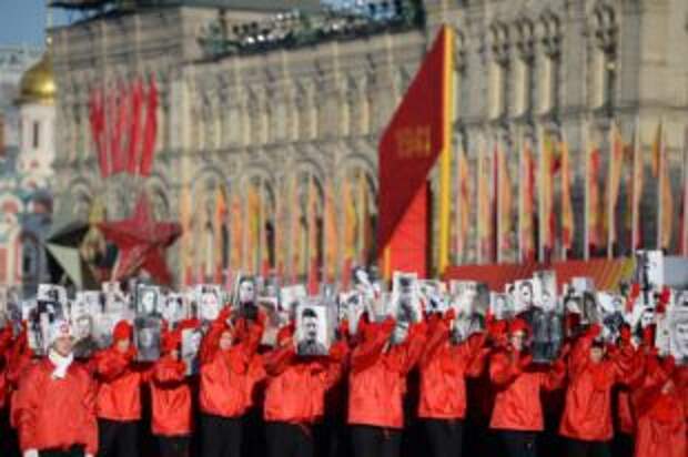 На Красной площади тысячи детей выстроились в слово «Победа»
