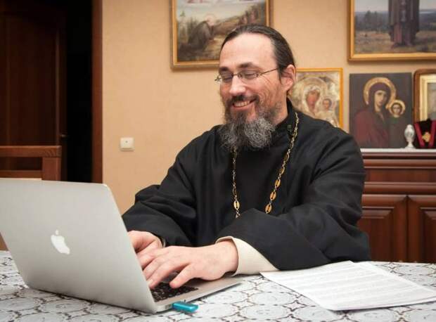 Православные в сети: советы священника о поведении христиан в онлайн-пространстве