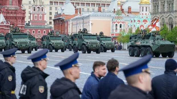 Участвующая в параде Победы военная техника выехала на Садовое кольцо в Москве