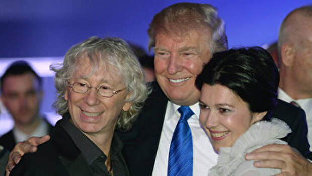 Американский миллиардер и телеведущий Дональд Трамп (в центре)