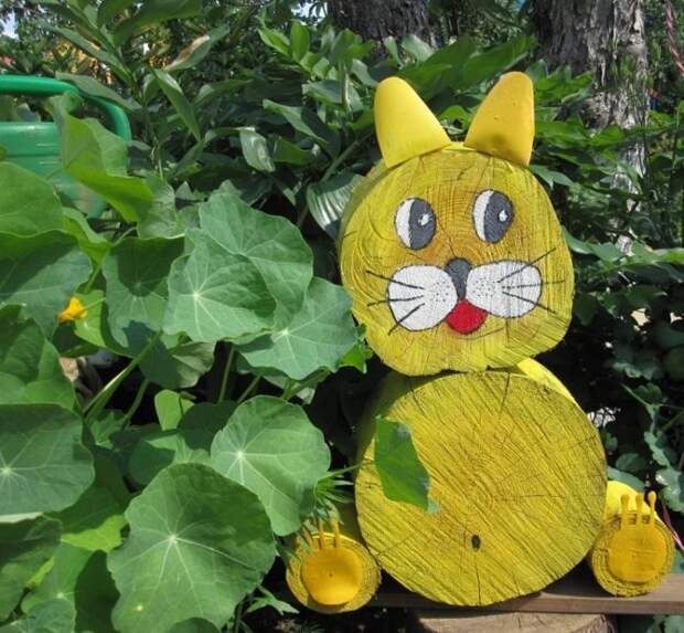 Изготовленное из бревна животное, например, кошка выглядит креативно.