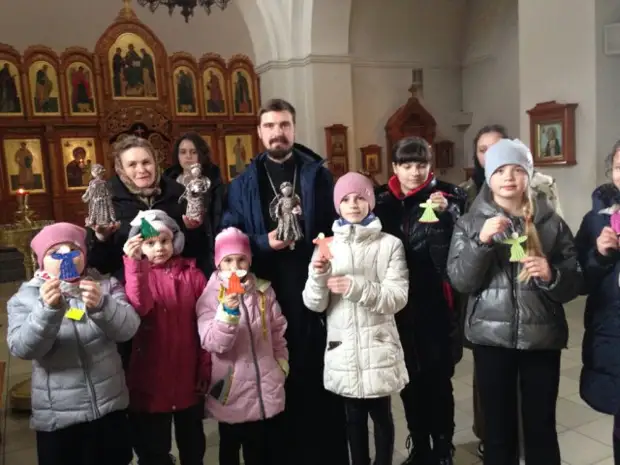 Иерей Артемий Васин рассказал об истории происхождения храма, его внутреннем устройстве и убранстве, об особо почитаемых икон...