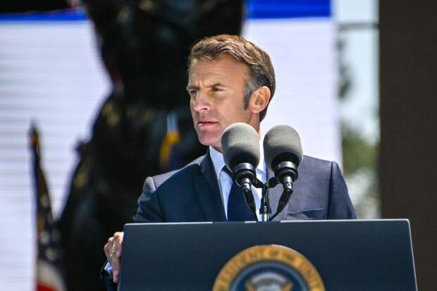 Эпштейн допускал, что Макрон получает удовольствие от публичных унижений