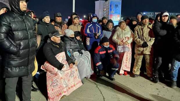 Беспорядки в Казахстане Протестующие на улице в Казахстане