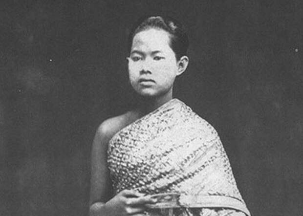 Королева Сунанда Kumariratana Сиама утонула в 1880 году, в окружении своих слуг наблюдавших за ней. Почему они не помогли ей? Потому что они не имели права к ней прикоснуться.