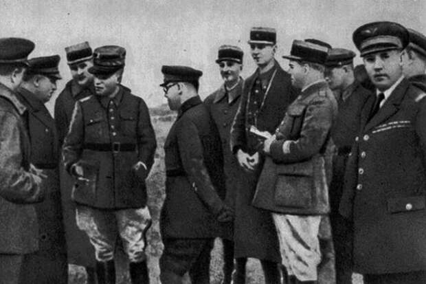 Советские и иностранные военные на маневрах РККА. 1930-е гг. Советские и иностранные военные на маневрах РККА. 1930-е гг.