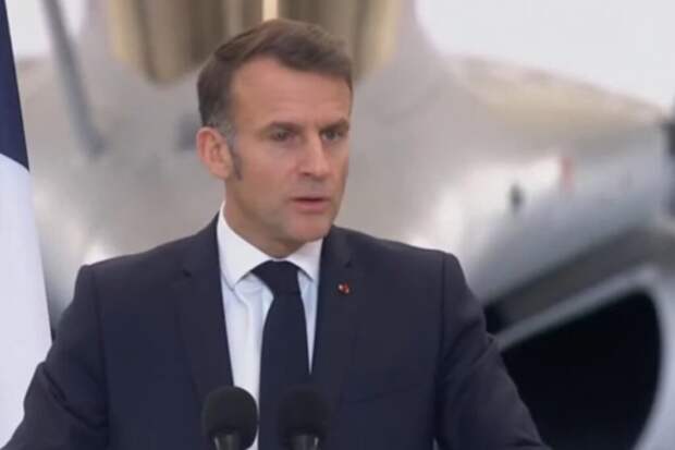 Макрон вышел перед военными с залитым кровью глазом