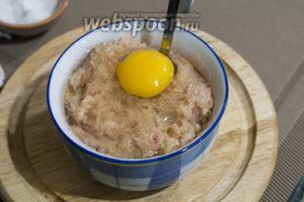 В вымешанный фарш добавляется свежее куриное яйцо.