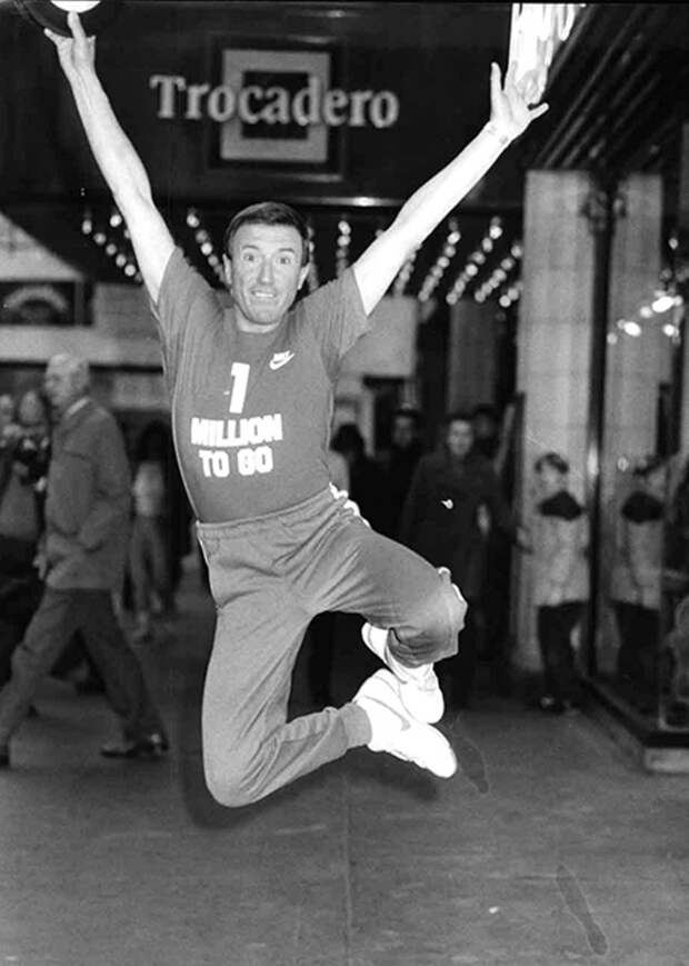 В 1985 году британский телеведущий Рой Касл танцевал чечетку на протяжении 23 часов и 44 минут. За это время он успел сделать ровно миллион движений ногами.