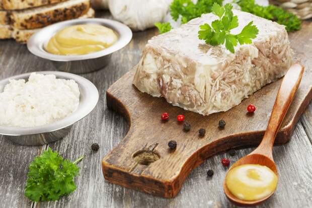 Диетолог назвала самый полезный соус к холодцу