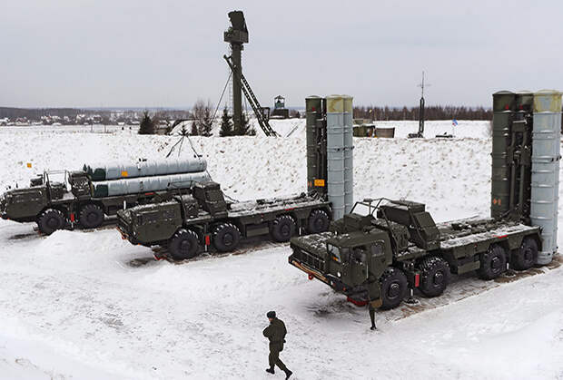 Пусковые установки системы С-400 одного из подмосковных зенитных ракетных полков