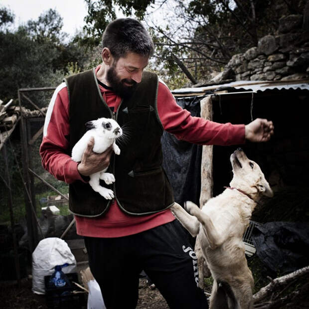 Как испанские нудисты и нью-эйджеры восстанавливают заброшенные деревни