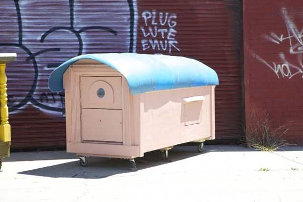 Художник строит уютные передвижные домики для бездомных из мусора