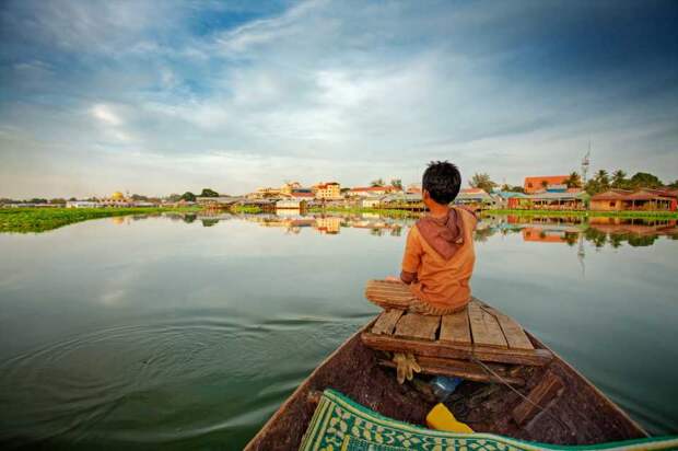 Мальчик на лодке в Камбодже