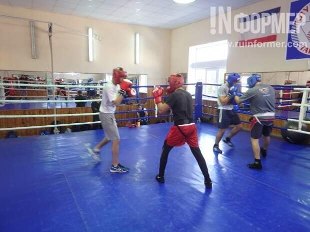 В Крыму суровые ребята в боксёрских перчатках жёстко били друг друга
