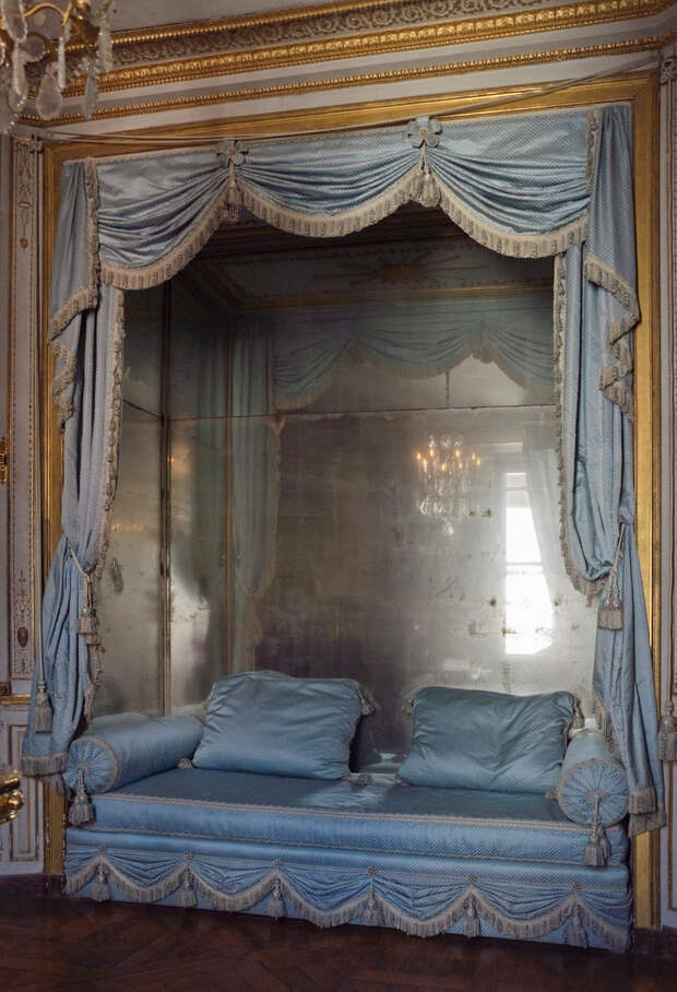 Chateau de Versailles - petit appartement de la Reine - cabinet de la Meridienne