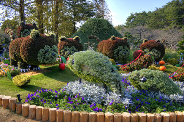 Прикольные скульптуры из кустарника и цветов растения, скульптура
