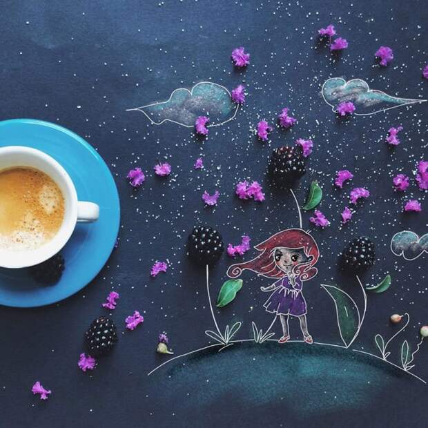 Художница рисует свои фантазии за чашечкой кофе