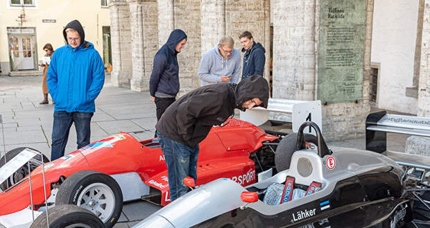 Выставка гоночных автомобилей класса Формула на Ратушной площади