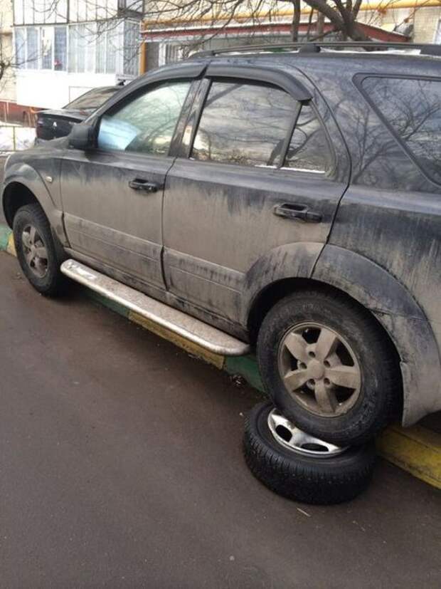 Cломалcя не в том месте и не в то время авто, парковка, тротуар