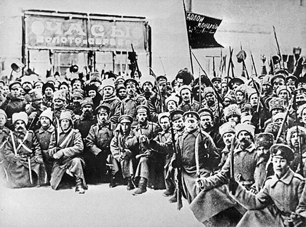 А кто такие солдаты? Это крестьяне, одетые в шинели, крестьяне с ружьем и в шинелях