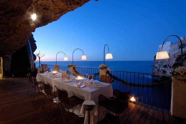 Ресторан в пещере Grotta Palazzese с потрясающим видом на море (10 фото)