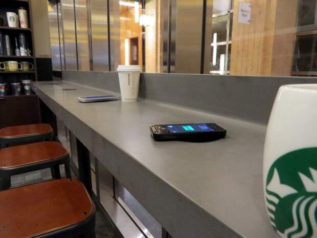 Беспроводная зарядка телефонов в кофейнях Starbucks Беспроводная зарядка телефонов в кофейнях Starbucks