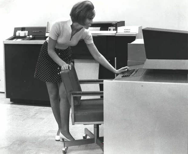 Девушки и компьютеры в середине 20 века