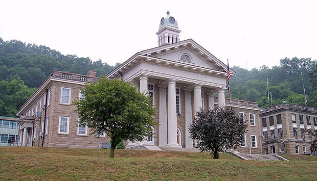 Wyoming County Courthouse West Virginia (700x401, 304Kb)
