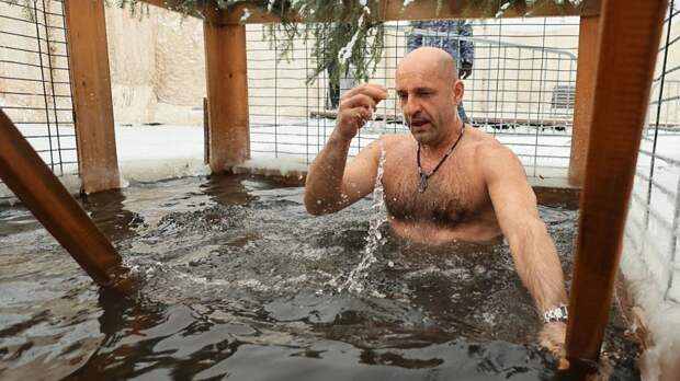 Полпред Артем Жога поздравил уральцев с Крещением и окунулся в прорубь