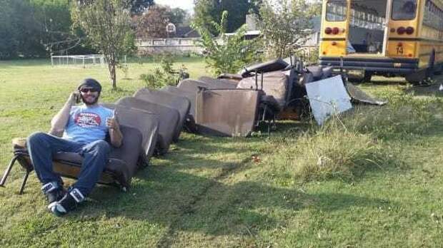 Две дамы превратили старый школьный автобус в отличный дом на колесах