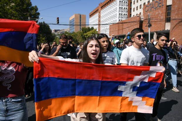 Протестующие против Пашиняна перекрыли цепями проспект Мясникяна в Ереване